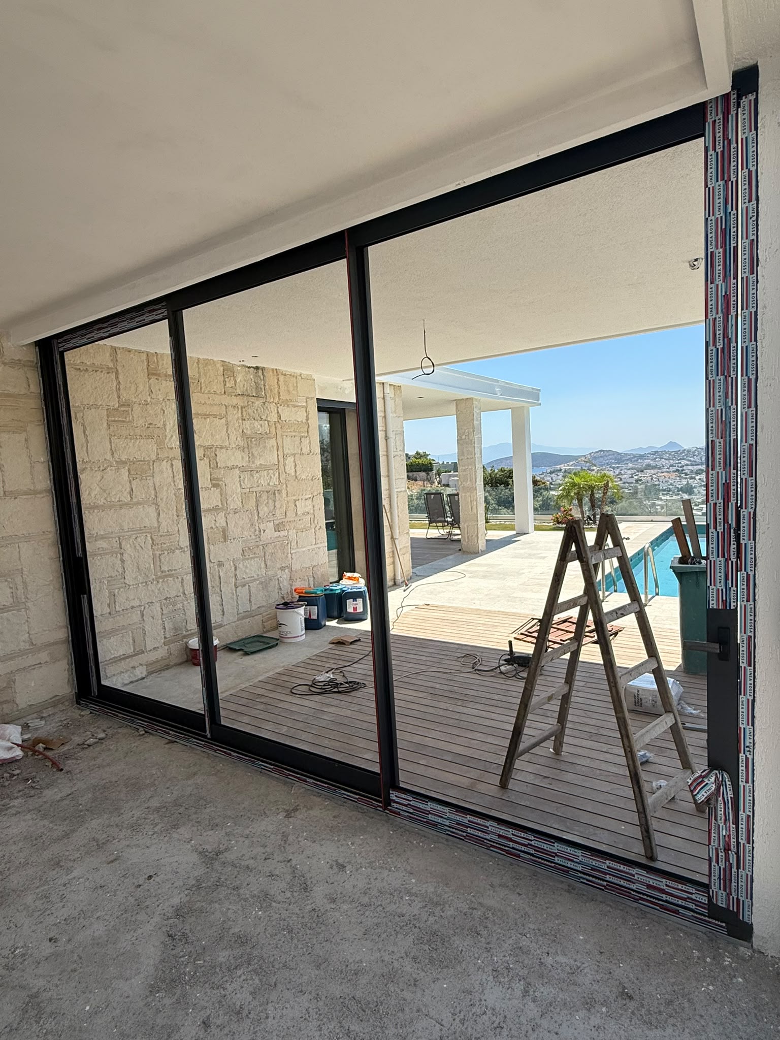 Bodrum manzarasına açılan cam balkon